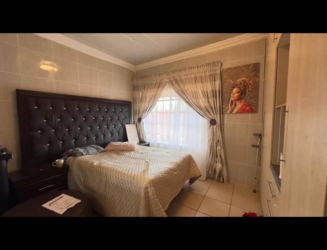 5 BEDROOM HOUSE FOR SALE IN NELLMAPIUS EXT 4